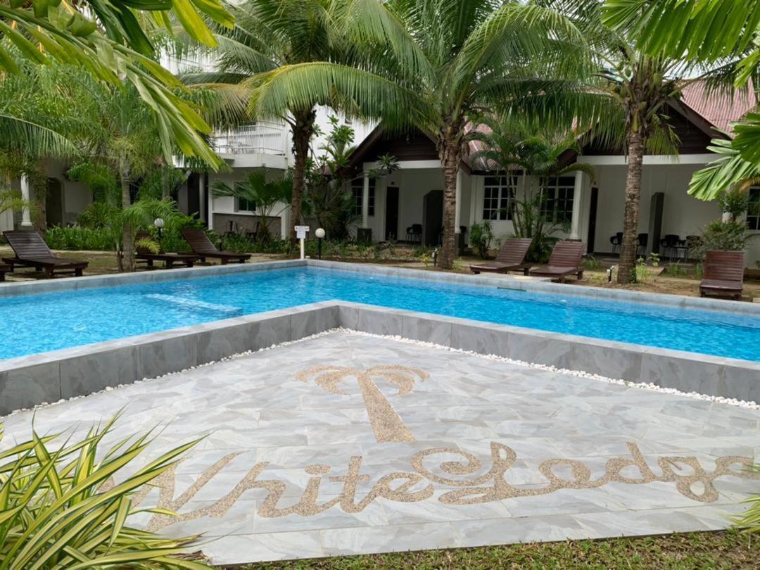 White alojamiento Chalet Pantai Cenang  Exterior foto